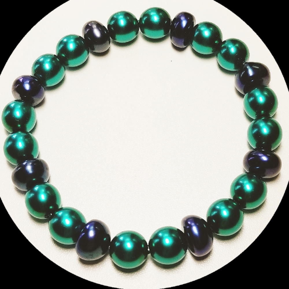 Freshwater and glass pearl bracelet.